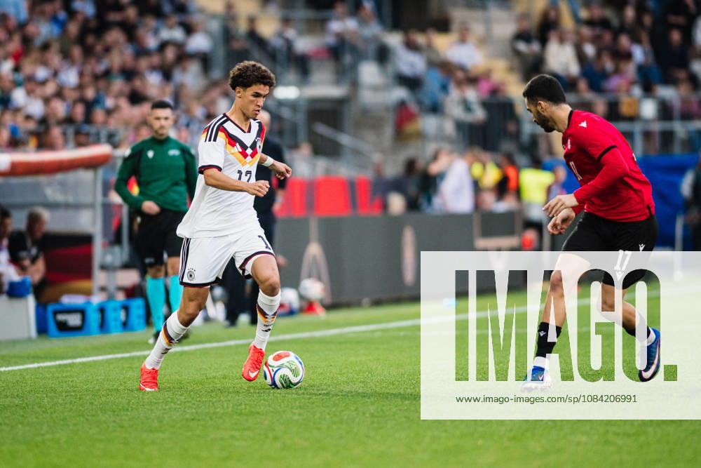 U21, U 21 EM-Qualifikation: Deutschland - Georgien, 06.10.2026 Noah Darvich (Deutschland, 17) gegen Akaki Giunashvili (Georgien, 17); Fußball, EM-Qualifikation U 21, 10. Spieltag: Deutschland vs. Georgien am 06.10.2026, Bielefeld DFB REGULATIONS PROHIBIT ANY USE OF PHOTOGRAPHS AS IMAGE SEQUENCES AND OR QUASI-VIDEO.