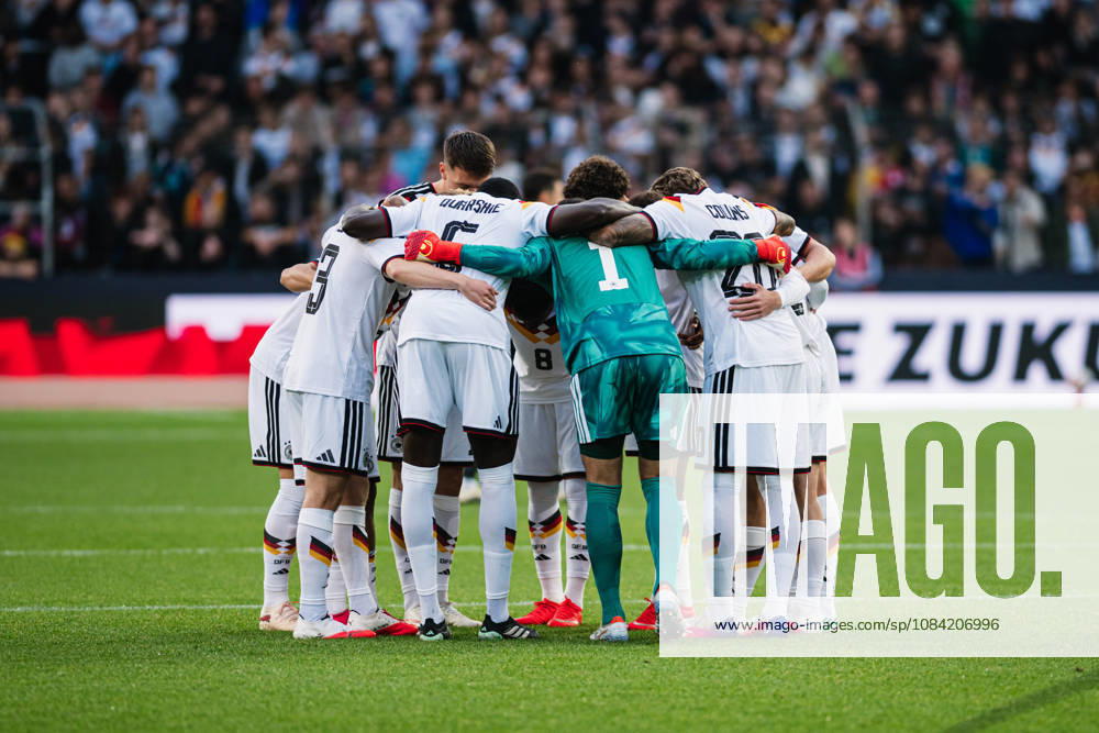 U21, U 21 EM-Qualifikation: Deutschland - Georgien, 06.10.2026 Mannschaftskreis vor Anpfiff; Fußball, EM-Qualifikation U 21, 10. Spieltag: Deutschland vs. Georgien am 06.10.2026, Bielefeld DFB REGULATIONS PROHIBIT ANY USE OF PHOTOGRAPHS AS IMAGE SEQUENCES AND OR QUASI-VIDEO.