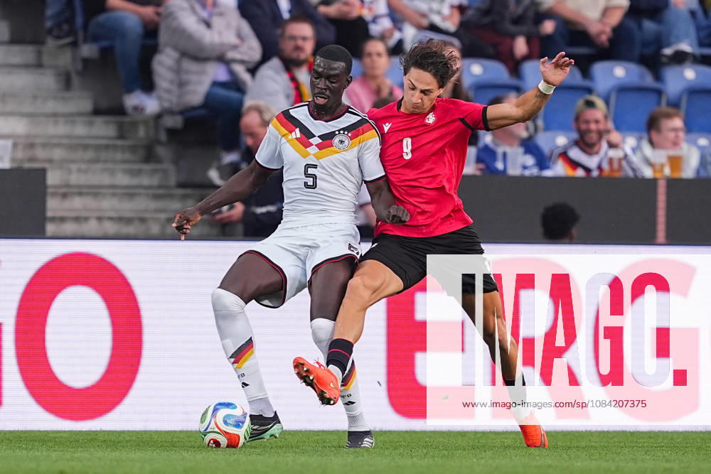 Herren, Fußball, Länderspiel, U21, U 21 EM-Qualifikation, Deutchland - Georgien, Saison 2026 2027, Schüco Arena: Joshua Quarshie (GER, 5) im Zweikampf gegen Diego Deisadze (GEO, 9) DFB regulations prohibit any use of photographs as image sequences and or quasi-video.