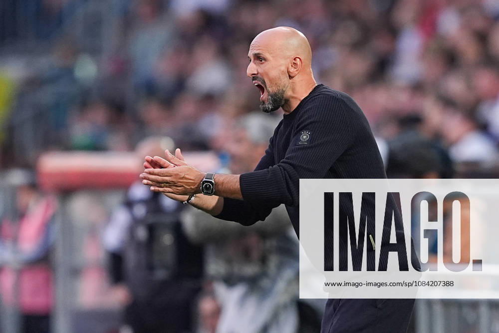 Herren, Fußball, Länderspiel, U21, U 21 EM-Qualifikation, Deutchland - Georgien, Saison 2026 2027, Schüco Arena: Antonio DI Salvo (Cheftrainer GER U21) gestikulierend DFB regulations prohibit any use of photographs as image sequences and or quasi-video.