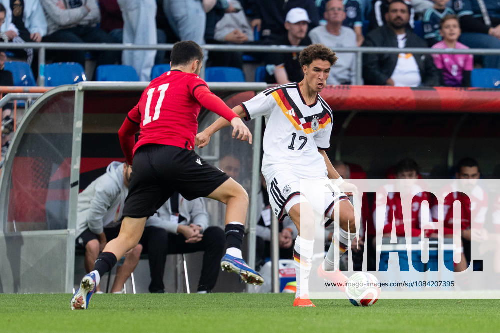 GER, Deutschland U21, U 21 vs Georgien U21 Zweikampf zwischen Noah Darvich (Deutschland U21, 17) und Nikoloz Chikovani (Georgien U21, 11) Bielefeld SchücoArena Bielefeld Deutschland