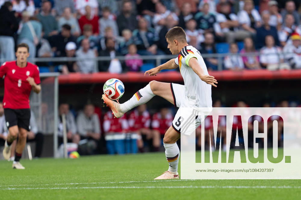 GER, Deutschland U21, U 21 vs Georgien U21 Nicolo Tresoldi (Deutschland U21, 9) Einzelaktion; Ganzkörper Ganzkoerper ; Ball am Fuss; Bielefeld SchücoArena Bielefeld Deutschland