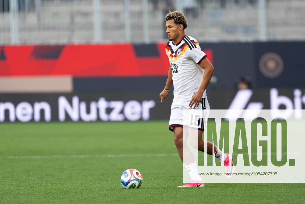 GER, Deutschland U21, U 21 vs Georgien U21 Paris Brunner (Deutschland U21, 19) Einzelaktion; Ganzkörper Ganzkoerper ; Ball am Fuss; Bielefeld SchücoArena Bielefeld Deutschland