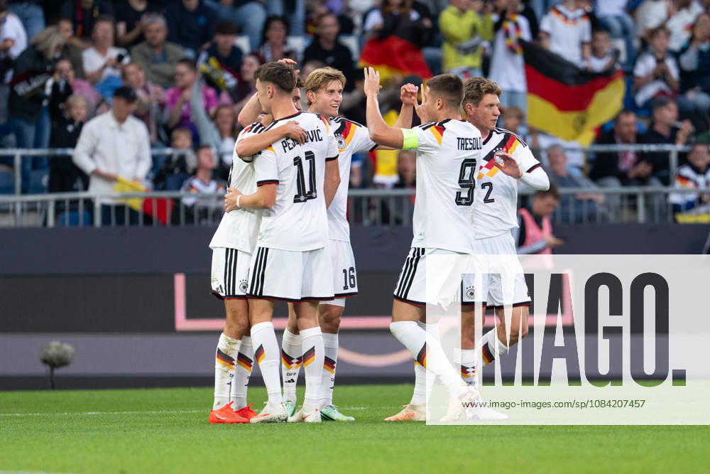 GER, Deutschland U21, U 21 vs Georgien U21 Torjubel Jubel ueber das Tor zum 1:0 durch Noah Darvich (Deutschland U21, 17) Dzenan Pejcinovic (Deutschland U21, 11) Elias Baum (Deutschland U21, 2) Aljoscha Kemlein (Deutschland U21, 16) Nicolo Tresoldi (Deutschland U21, 9) Bielefeld SchücoArena Bielefeld Deutschland
