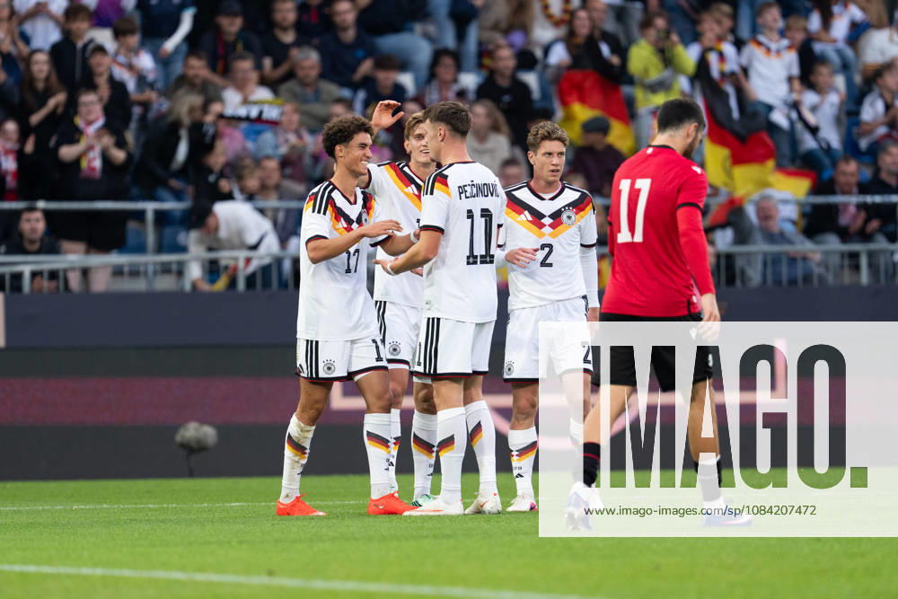 GER, Deutschland U21, U 21 vs Georgien U21 Torjubel Jubel ueber das Tor zum 1:0 durch Noah Darvich (Deutschland U21, 17) Dzenan Pejcinovic (Deutschland U21, 11) Elias Baum (Deutschland U21, 2) Aljoscha Kemlein (Deutschland U21, 16) Bielefeld SchücoArena Bielefeld Deutschland
