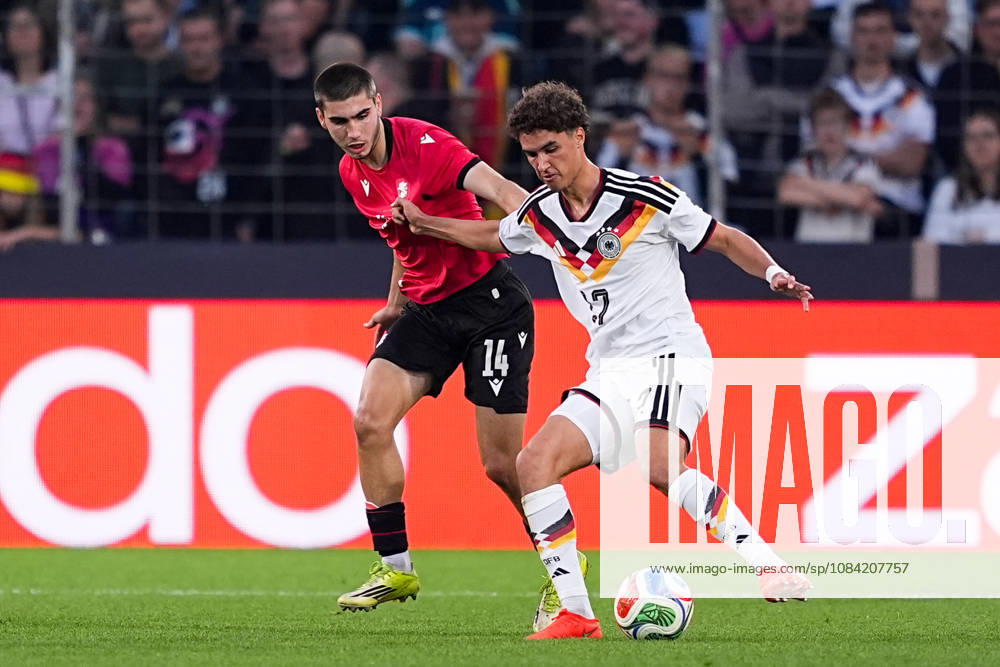 Herren, Fußball, Länderspiel, U21, U 21 EM-Qualifikation, Deutchland - Georgien, Saison 2026 2027, Schüco Arena: Aleko Basiladze (GEO, 14) im Zweikampf gegen Noah Darvich (GER, 17) DFB regulations prohibit any use of photographs as image sequences and or quasi-video.