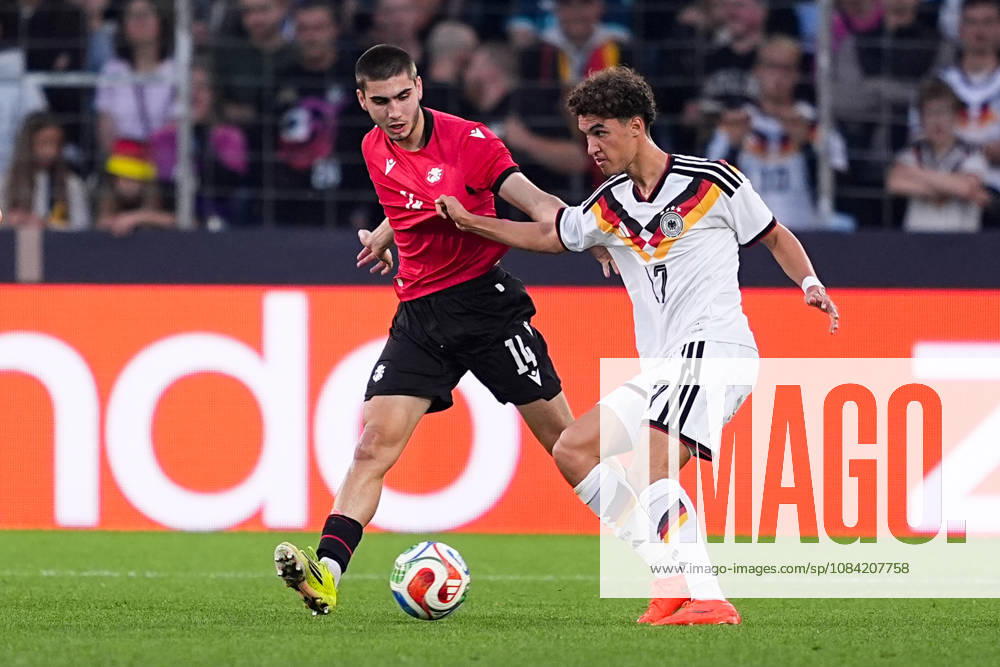 Herren, Fußball, Länderspiel, U21, U 21 EM-Qualifikation, Deutchland - Georgien, Saison 2026 2027, Schüco Arena: Aleko Basiladze (GEO, 14) im Zweikampf gegen Noah Darvich (GER, 17) DFB regulations prohibit any use of photographs as image sequences and or quasi-video.