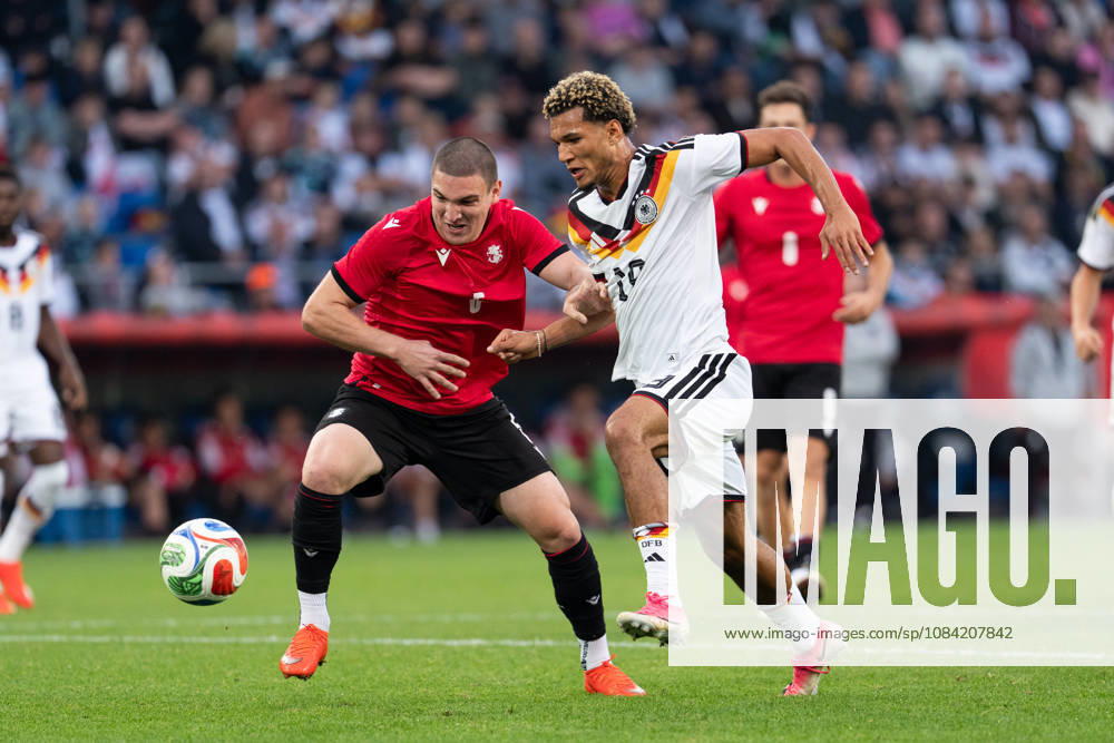 GER, Deutschland U21, U 21 vs Georgien U21 Zweikampf zwischen Paris Brunner (Deutschland U21, 19) und Aleksandre Amisulashvili (Georgien U21, 5) Bielefeld SchücoArena Bielefeld Deutschland