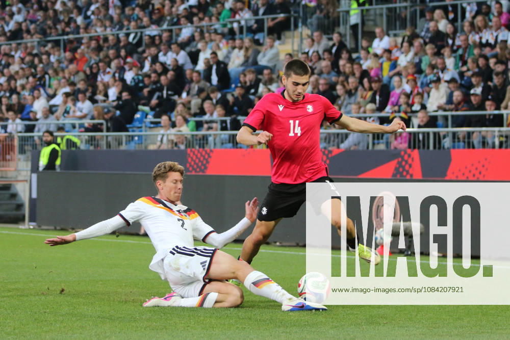 Fußball Herren 2026 2027 UEFA U21, U 21 EM-Qualifikation 12. Spieltag Deutschland - Georgien SchücoArena Bielefeld Elias Baum (Deutschland, 2, weiß) grätscht Aleko Basiladze (Georgien, 14, rot) ab. Bielefeld Nordrhein-Westfalen Deutschland