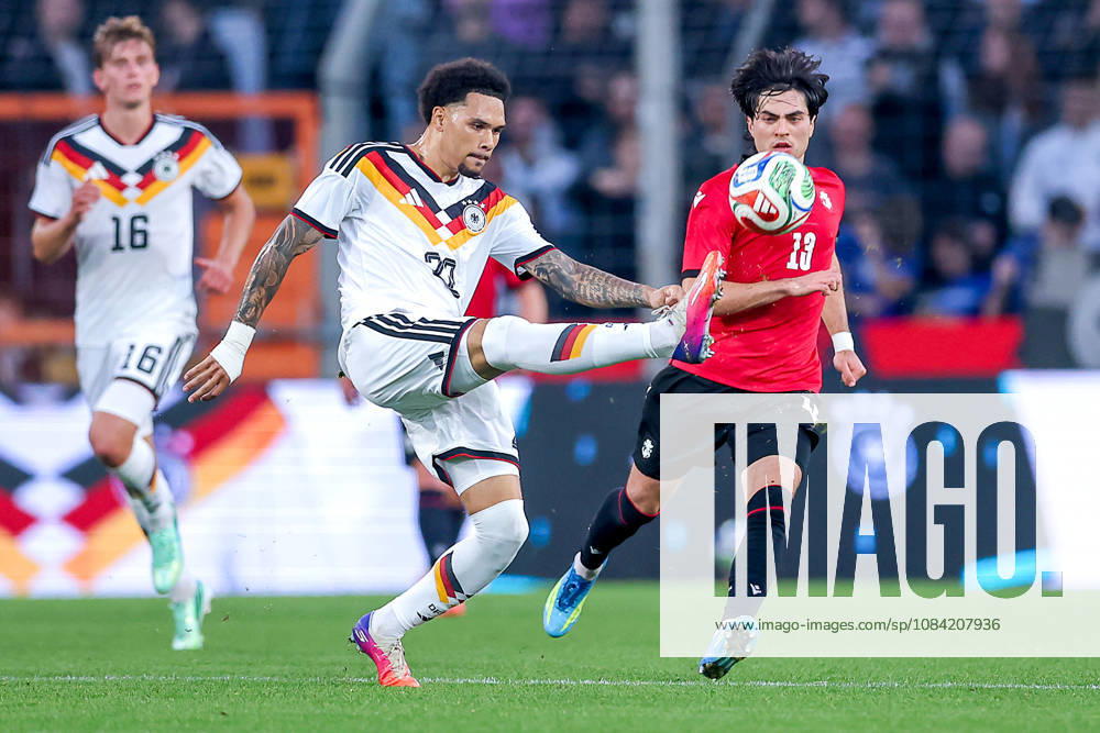Fußball, U21, U 21 Länderspiel, Deutschland - Georgien, Qualifikation U21-EM 2027, Almstadion (Bielefeld): Nnamdi Collins (U21 GER 20) im Zweikampf gegen Halid Doltmourziev (U21 Georgien 13) DFB regulations prohibit any use of photographs as image sequences and or quasi-video. Nordrhein-Westfalen Deutschland
