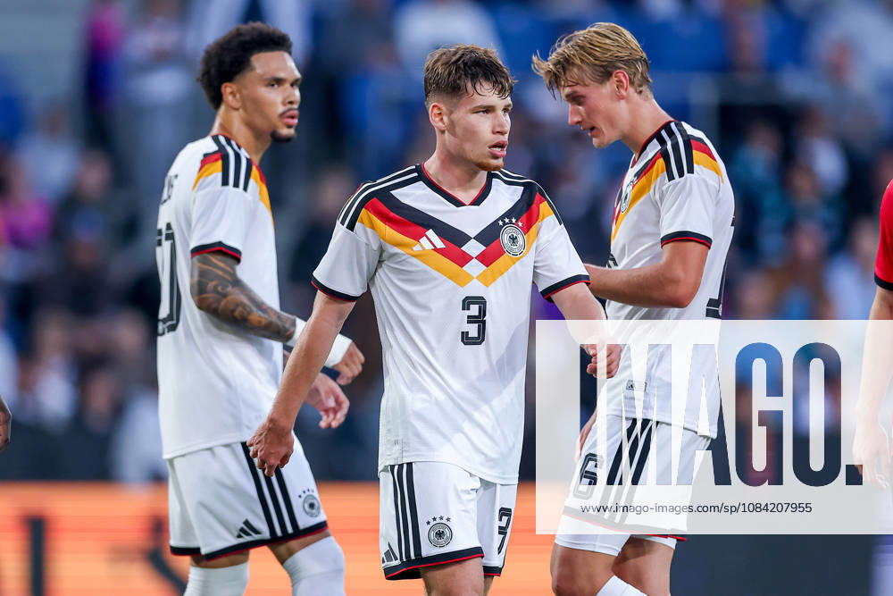 Fußball, U21, U 21 Länderspiel, Deutschland - Georgien, Qualifikation U21-EM 2027, Almstadion (Bielefeld): Lukas Ullrich (U21 GER 03) zwischen Nnamdi Collins (U21 GER 20) Aljoscha Kemlein (U21 GER 16) DFB regulations prohibit any use of photographs as image sequences and or quasi-video. Nordrhein-Westfalen Deutschland