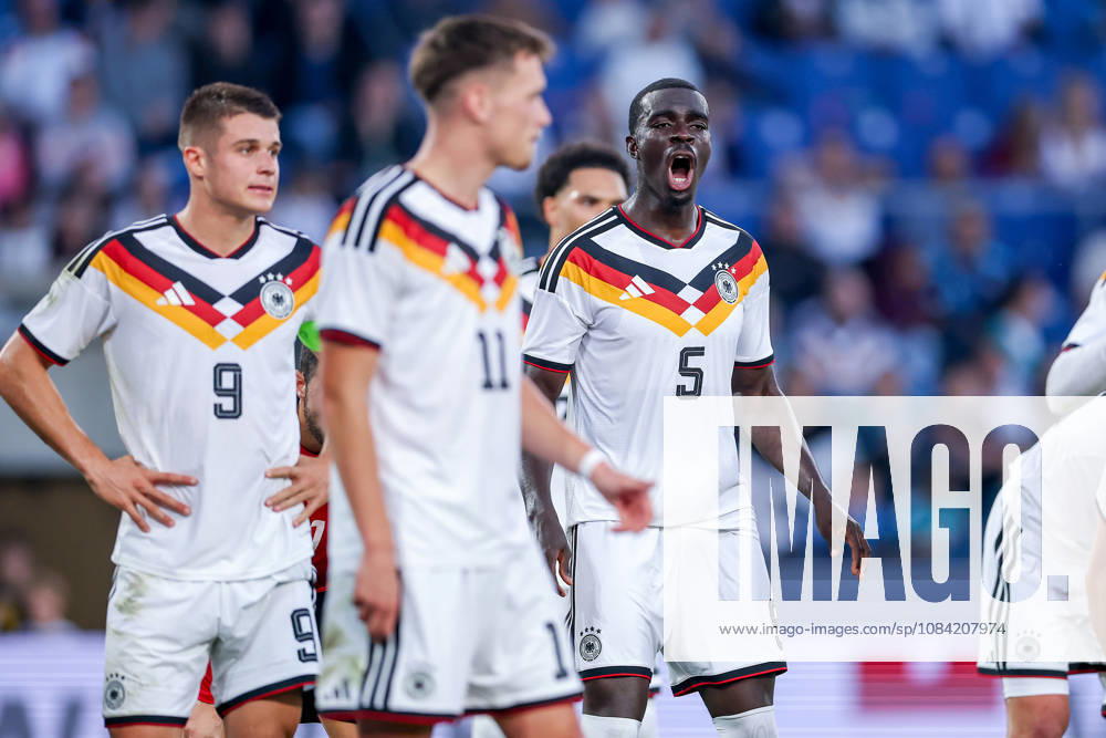Fußball, U21, U 21 Länderspiel, Deutschland - Georgien, Qualifikation U21-EM 2027, Almstadion (Bielefeld): Joshua Quarshie (U21 GER 05) gestikulierend auf dem Spielfeld neben Nicolo Tresoldi (U21 GER 09) Dzenan Pejcinovic (U21 GER 11) DFB regulations prohibit any use of photographs as image sequences and or quasi-video. Nordrhein-Westfalen Deutschland
