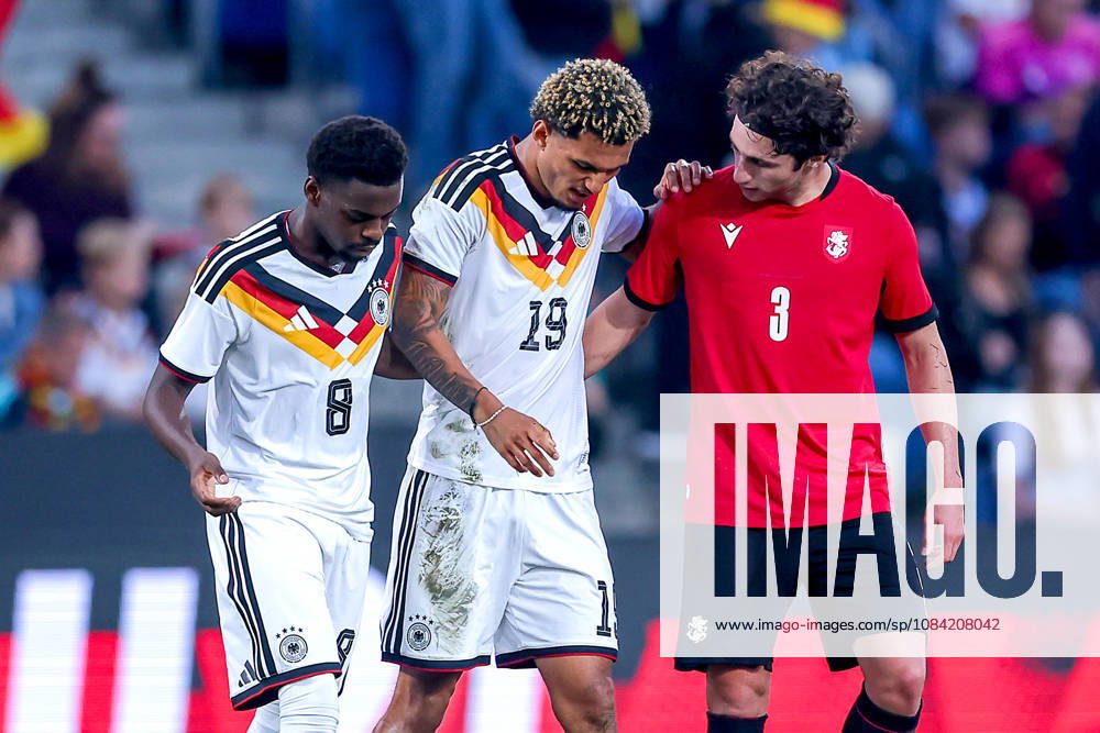 Fußball, U21, U 21 Länderspiel, Deutschland - Georgien, Qualifikation U21-EM 2027, Almstadion (Bielefeld): Paris Brunner (U21 GER 19) mit Schmerzen auf dem Spielfeld muss medizinisch beghandelt werden Ausgewechselt werden verletzt von Spielfeld Verletzung neben Noel Aseko (U21 GER 08) DFB regulations prohibit any use of photographs as image sequences and or quasi-video. Nordrhein-Westfalen Deutschland