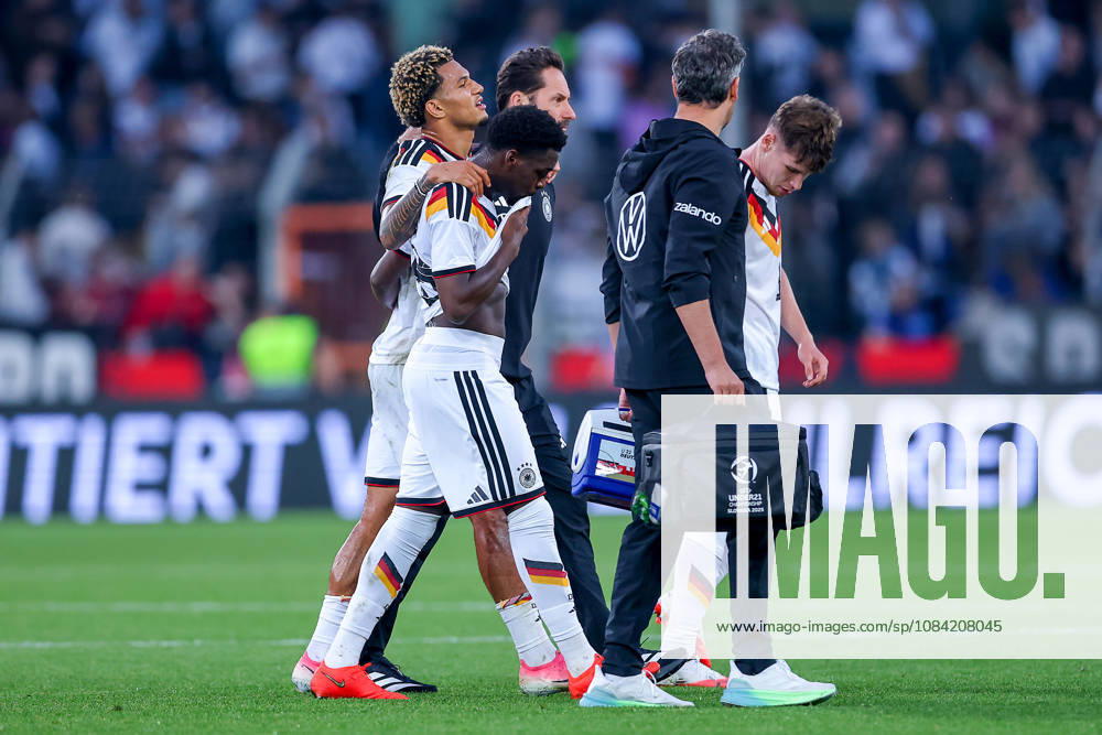 Fußball, U21, U 21 Länderspiel, Deutschland - Georgien, Qualifikation U21-EM 2027, Almstadion (Bielefeld): Paris Brunner (U21 GER 19) mit Schmerzen auf dem Spielfeld muss medizinisch beghandelt werden Ausgewechselt werden verletzt von Spielfeld Verletzung neben Noel Aseko (U21 GER 08) DFB regulations prohibit any use of photographs as image sequences and or quasi-video. Nordrhein-Westfalen Deutschland