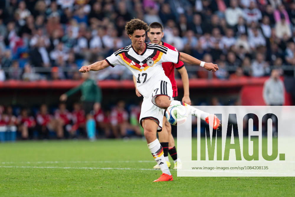 GER, Deutschland U21, U 21 vs Georgien U21 Noah Darvich (Deutschland U21, 17) mit Torschuss, Einzelaktion; Ganzkörper Ganzkoerper ; Ball am Fuss; Bielefeld SchücoArena Bielefeld Deutschland