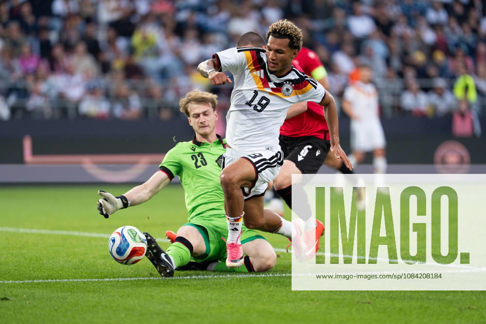 GER, Deutschland U21, U 21 vs Georgien U21 Zweikampf zwischen Paris Brunner (Deutschland U21, 19) und Papua Beruashvili (Georgien U21, 23) Bielefeld SchücoArena Bielefeld Deutschland