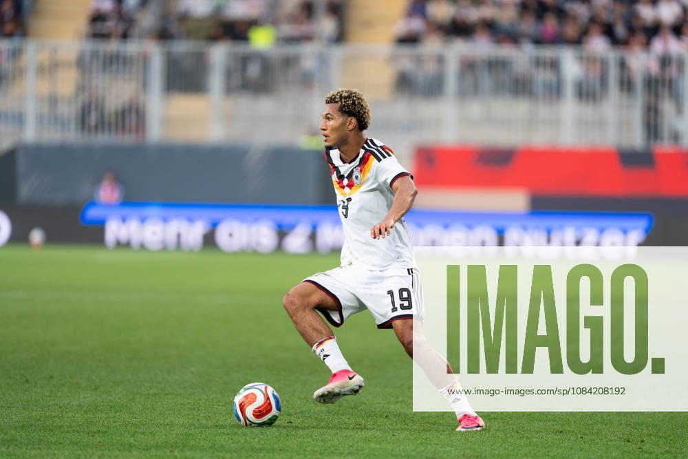 GER, Deutschland U21, U 21 vs Georgien U21 Paris Brunner (Deutschland U21, 19) Einzelaktion; Ganzkörper Ganzkoerper ; Ball am Fuss; Bielefeld SchücoArena Bielefeld Deutschland