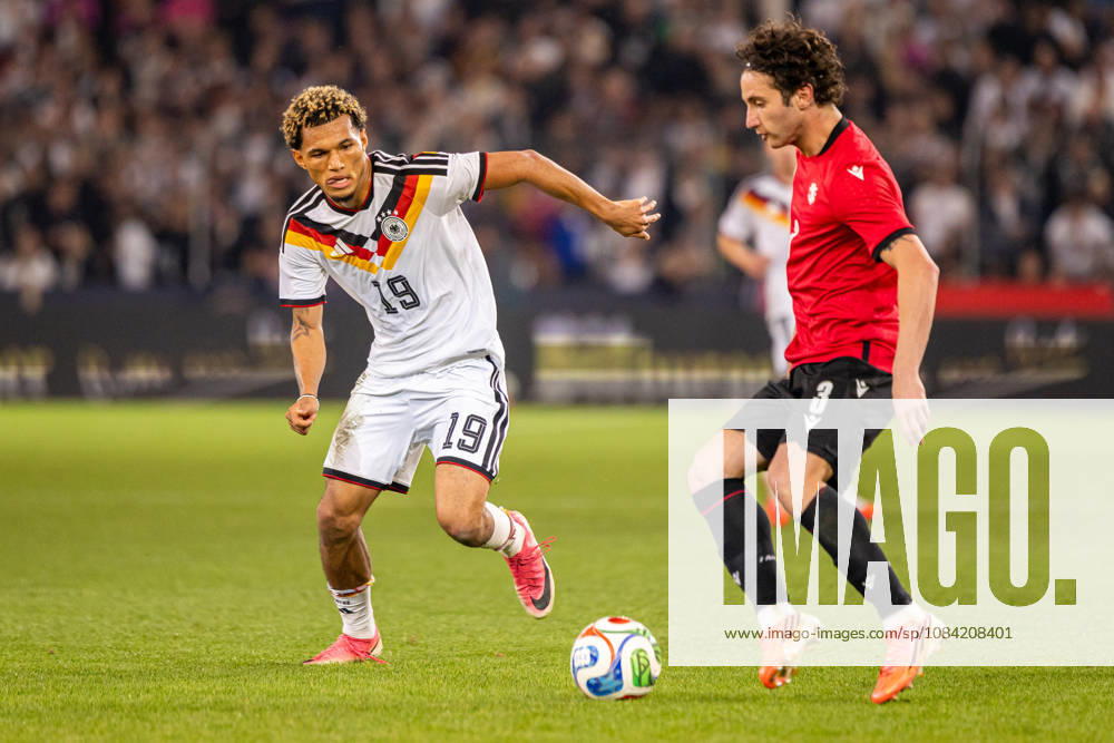 (L-R) Paris Brunner (Deutschland U21, U 21 19) im Zweikampf mit Dato Bukia (Georgien U21, 03) GER, Deutschland (GER) vs. Georgien (GEO), Fussball, UEFA U21 EM-Qualifikation, Gruppe F, 13. Spieltag, Spielzeit 2026 2027, 06.10.2026 GER, Deutschland (GER) vs. Georgien (GEO), Fussball, UEFA U21 EM-Qualifikation, Gruppe F, 13. Spieltag, Spielzeit 2026 2027, 06.10.2026 Bielefeld