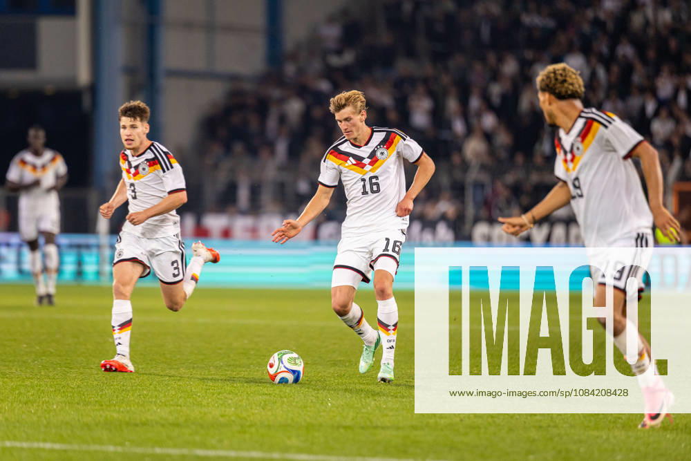 (L-R) Lukas Ullrich (Deutschland U21, U 21 03), Aljoscha Kemlein (Deutschland U21, 16) am Ball, Paris Brunner (Deutschland U21, 19) GER, Deutschland (GER) vs. Georgien (GEO), Fussball, UEFA U21 EM-Qualifikation, Gruppe F, 13. Spieltag, Spielzeit 2026 2027, 06.10.2026 GER, Deutschland (GER) vs. Georgien (GEO), Fussball, UEFA U21 EM-Qualifikation, Gruppe F, 13. Spieltag, Spielzeit 2026 2027, 06.10.2026 Bielefeld