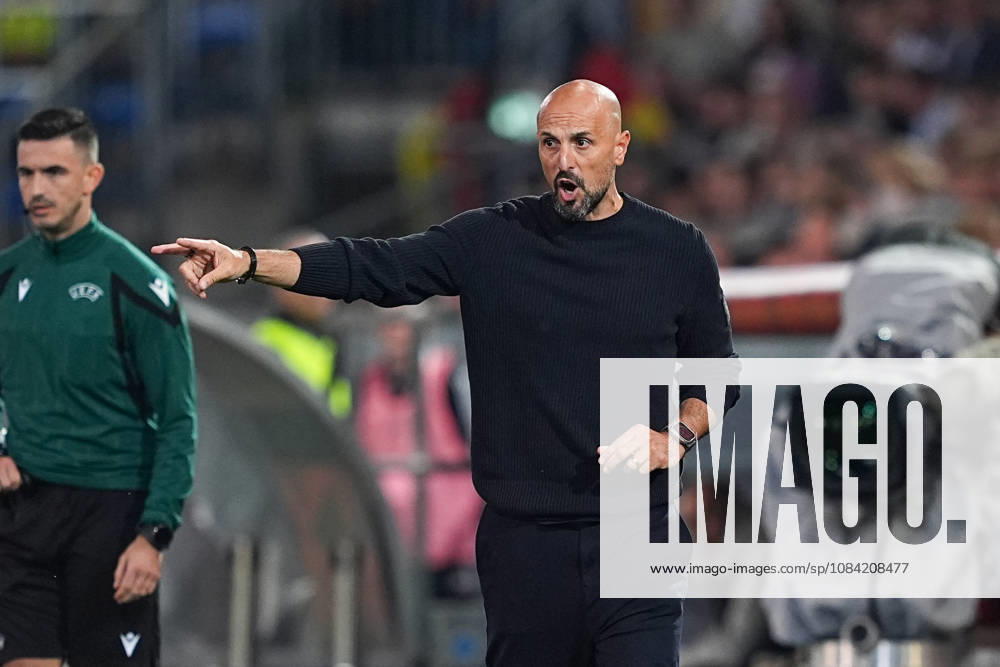 Herren, Fußball, Länderspiel, U21, U 21 EM-Qualifikation, Deutchland - Georgien, Saison 2026 2027, Schüco Arena: Antonio DI Salvo (Cheftrainer GER U21) gibt gestikulierend Anweisungen DFB regulations prohibit any use of photographs as image sequences and or quasi-video.