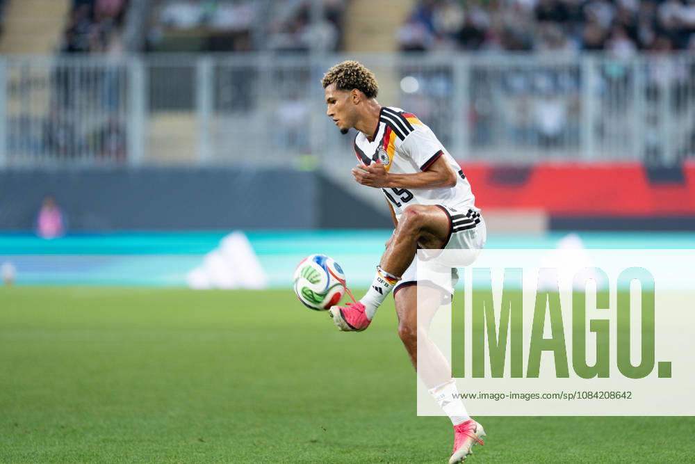 GER, Deutschland U21, U 21 vs Georgien U21 Paris Brunner (Deutschland U21, 19) Einzelaktion; Ganzkörper Ganzkoerper ; Ball am Fuss; Bielefeld SchücoArena Bielefeld Deutschland
