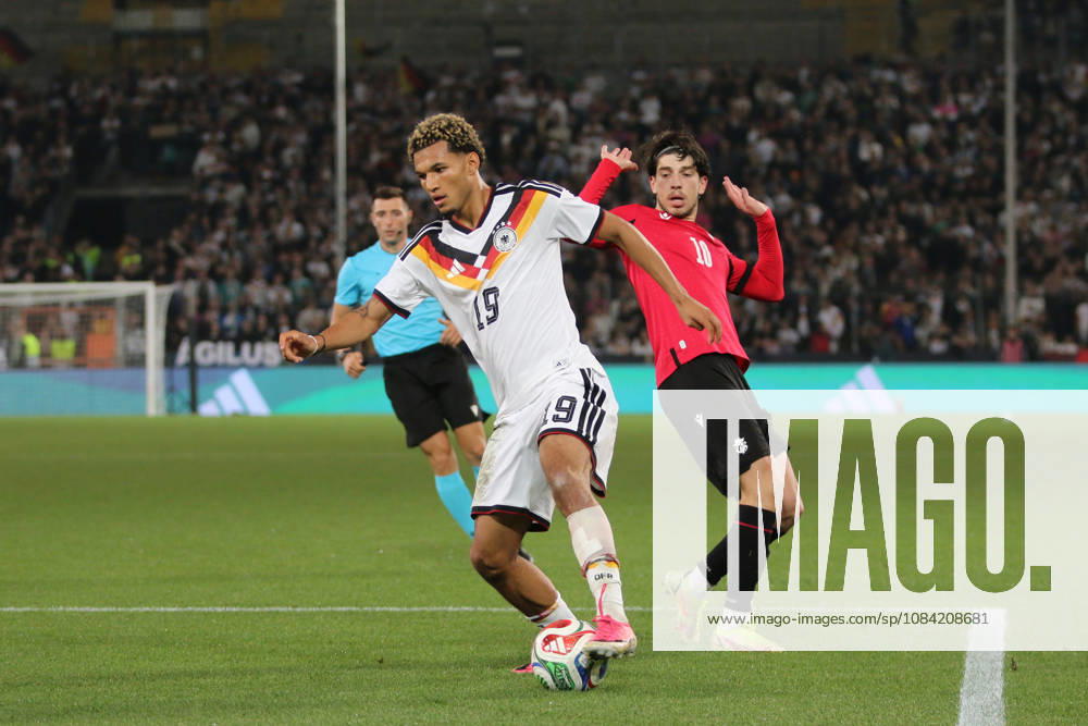Fußball Herren 2026 2027 UEFA U21, U 21 EM-Qualifikation 12. Spieltag Deutschland - Georgien SchücoArena Bielefeld Paris Brunner (Deutschland, 19, weiß) zieht an Nikoloz Dadiani (Georgien, 10, rot) vorbei. Bielefeld Nordrhein-Westfalen Deutschland