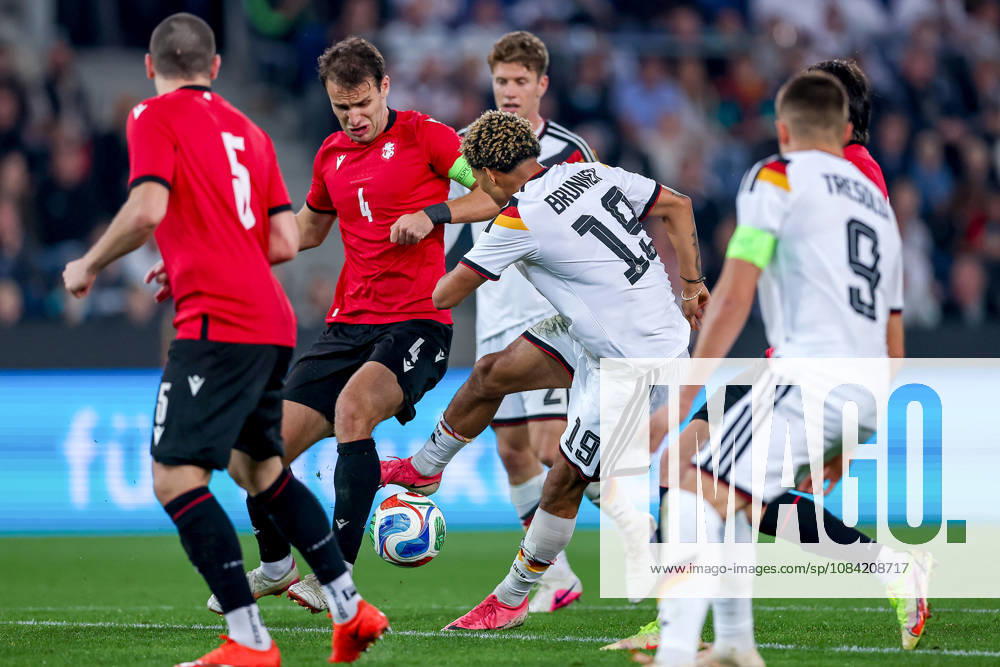 Fußball, U21, U 21 Länderspiel, Deutschland - Georgien, Qualifikation U21-EM 2027, Almstadion (Bielefeld): Paris Brunner (U21 GER 19) im Zweikampf gegen Aleksandre Narimanidze (U21 Georgien 04) DFB regulations prohibit any use of photographs as image sequences and or quasi-video. Nordrhein-Westfalen Deutschland