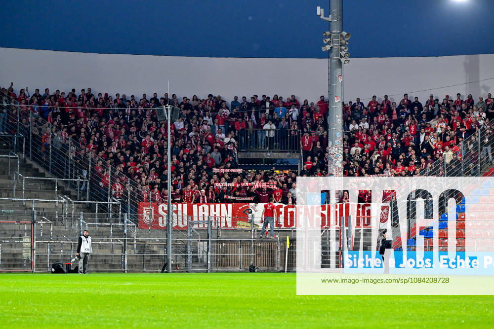 Regensburger Fans, voller Gästefanblock, Fans, Publikum, Zuschauer, Stimmung, Atmosphaere, Stadion, 06.10.2026, Unterhaching (Deutschland), Fussball, BFV Verbandspokal, Viertelfinale, SpVgg Unterhaching - SSV Jahn Regensburg