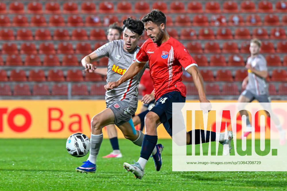 V.li.: Nicolas Oliveira (Regensburg, 25) Moritz Mueller (Unterhaching, 24) im Zweikampf, Duell, duel, tackle, Dynamik, Action, Aktion, 06.10.2026, Unterhaching (Deutschland), Fussball, BFV Verbandspokal, Viertelfinale, SpVgg Unterhaching - SSV Jahn Regensburg