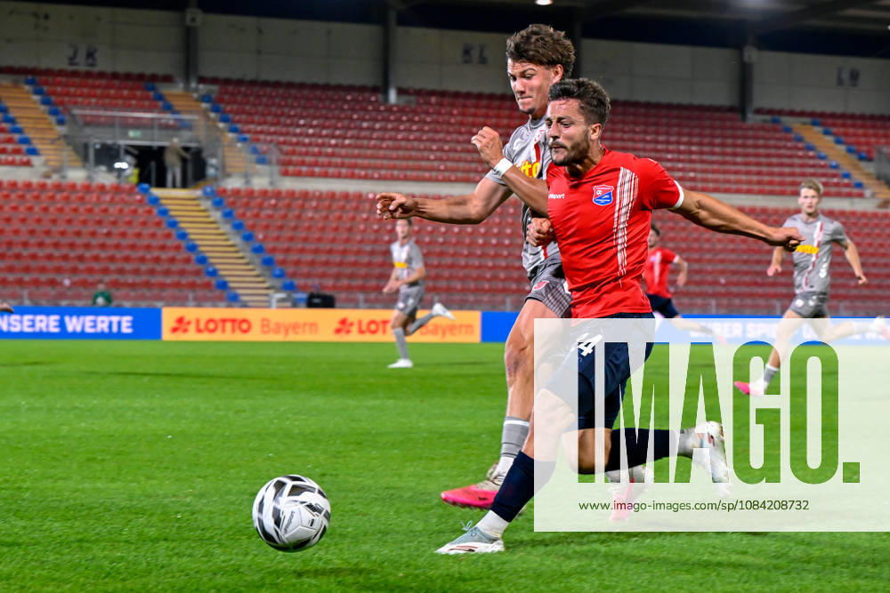 V.li.: Jakob Seibold (Regensburg, 40) Moritz Mueller (Unterhaching, 24) im Zweikampf, Duell, duel, tackle, Dynamik, Action, Aktion, 06.10.2026, Unterhaching (Deutschland), Fussball, BFV Verbandspokal, Viertelfinale, SpVgg Unterhaching - SSV Jahn Regensburg