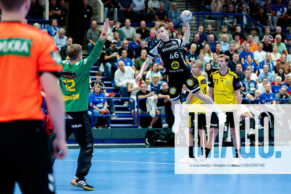 Solingen, 06.10.2026, Handball, Herren, EHF, European League, Gruppenphase, 2. Spieltag, 2026 2027, Bergischer HC - IK Sävehof Julian Fuchs (Bergischer HC, 46) beim Torwurf gegen Peter Johannesson (IK Sävehof, 12)