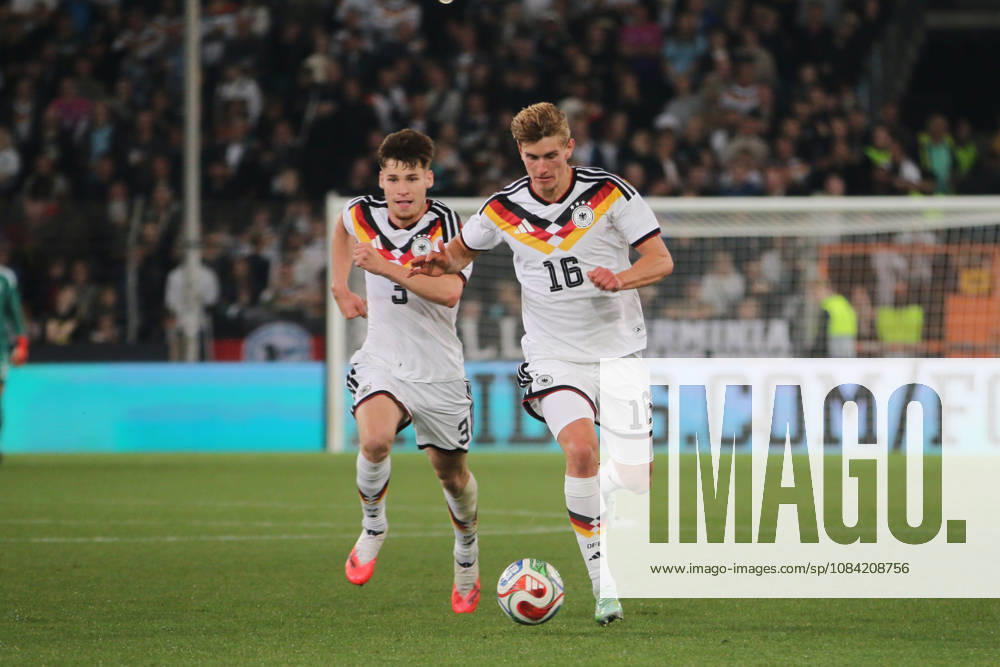 Fußball Herren 2026 2027 UEFA U21, U 21 EM-Qualifikation 12. Spieltag Deutschland - Georgien SchücoArena Bielefeld Aljoscha Kemlein (Deutschland, 16, weiß) am Ball. Lukas Ullrich (Deutschland, 3, weiß) folgt ihm. Bielefeld Nordrhein-Westfalen Deutschland