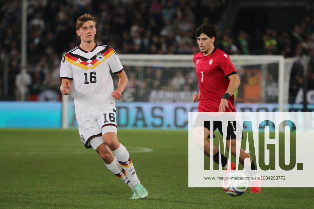 Fußball Herren 2026 2027 UEFA U21, U 21 EM-Qualifikation 12. Spieltag Deutschland - Georgien SchücoArena Bielefeld Aljoscha Kemlein (Deutschland, 16, weiß) spielt einen Pass. Bielefeld Nordrhein-Westfalen Deutschland