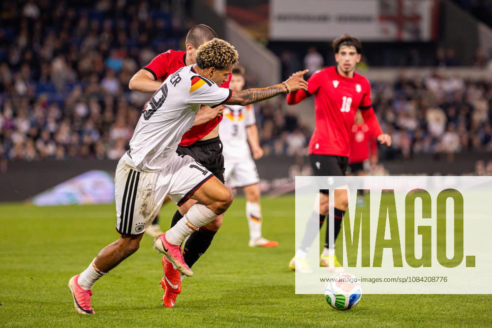 (L-R) Paris Brunner (Deutschland U21, U 21 19) im Zweikampf mit Aleksandre Amisulashvili (Georgien U21, 05) (hinten) GER, Deutschland (GER) vs. Georgien (GEO), Fussball, UEFA U21 EM-Qualifikation, Gruppe F, 13. Spieltag, Spielzeit 2026 2027, 06.10.2026 GER, Deutschland (GER) vs. Georgien (GEO), Fussball, UEFA U21 EM-Qualifikation, Gruppe F, 13. Spieltag, Spielzeit 2026 2027, 06.10.2026 Bielefeld