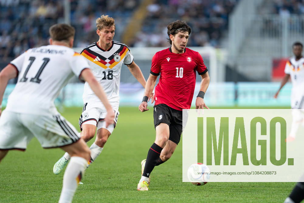 GER, Deutschland U21, U 21 vs Georgien U21 Nikoloz Dadiani (Georgien U21, 10) und Laurin Ulrich (Deutschland U21, 18) Bielefeld SchücoArena Bielefeld Deutschland