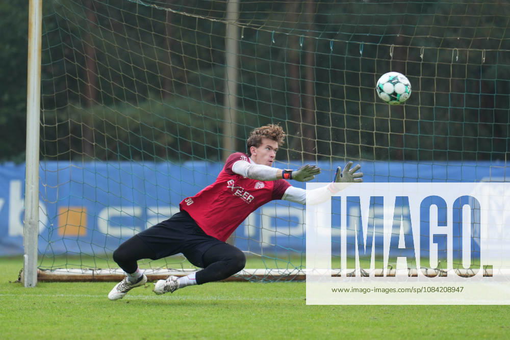 Deutschland: Fussball, Trainingseinheit, 3. Liga, Saison 2026-2027, NVB-Campus, SV Meppen, Dienstag, 06.10.2026, Vormittagstraining: Timo Schmitz (SV Meppen, 30) pariert Ball