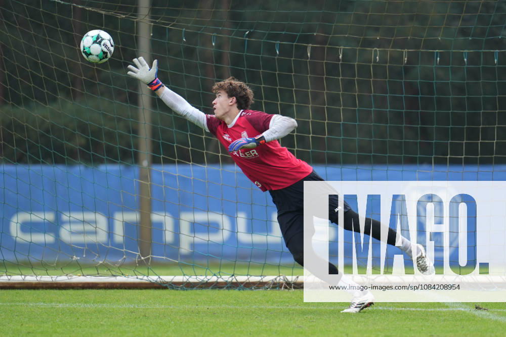Deutschland: Fussball, Trainingseinheit, 3. Liga, Saison 2026-2027, NVB-Campus, SV Meppen, Dienstag, 06.10.2026, Vormittagstraining: Timo Schmitz (SV Meppen, 30) pariert Ball beim Torschuss