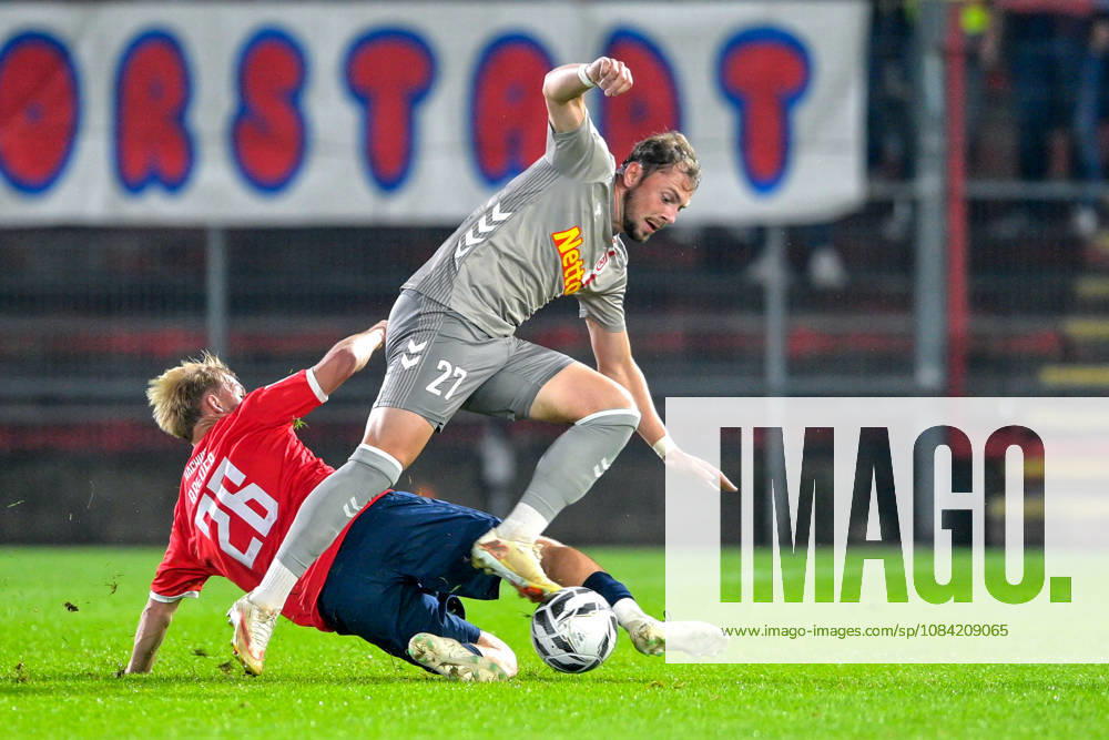 V.li.: Andy Breuer (Unterhaching, 26) Lucas Hermes (Regensburg, 27) im Zweikampf, Duell, duel, tackle, Dynamik, Action, Aktion, 06.10.2026, Unterhaching (Deutschland), Fussball, BFV Verbandspokal, Viertelfinale, SpVgg Unterhaching - SSV Jahn Regensburg