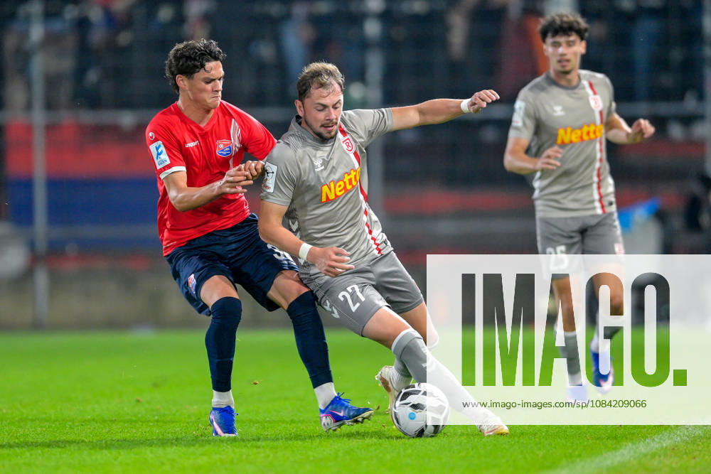 V.li.: Constantin Strunz (Unterhaching, 38) Lucas Hermes (Regensburg, 27) im Zweikampf, Duell, duel, tackle, Dynamik, Action, Aktion, 06.10.2026, Unterhaching (Deutschland), Fussball, BFV Verbandspokal, Viertelfinale, SpVgg Unterhaching - SSV Jahn Regensburg