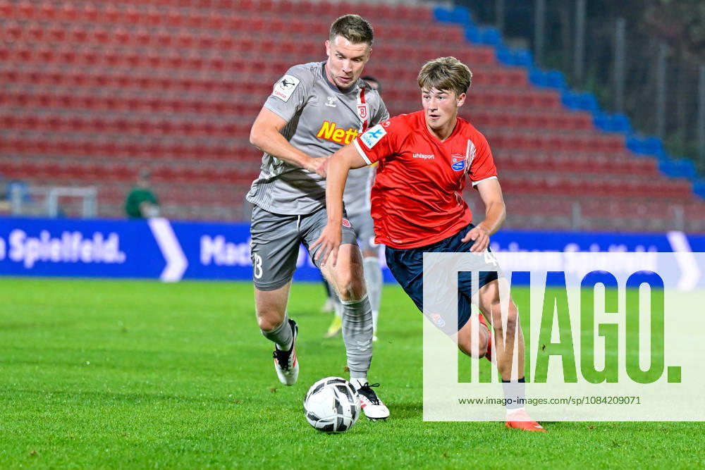 V.li.: Erik Majetschak (Regensburg, 13) Marinus Spann (Unterhaching, 46) im Zweikampf, Duell, duel, tackle, Dynamik, Action, Aktion, 06.10.2026, Unterhaching (Deutschland), Fussball, BFV Verbandspokal, Viertelfinale, SpVgg Unterhaching - SSV Jahn Regensburg