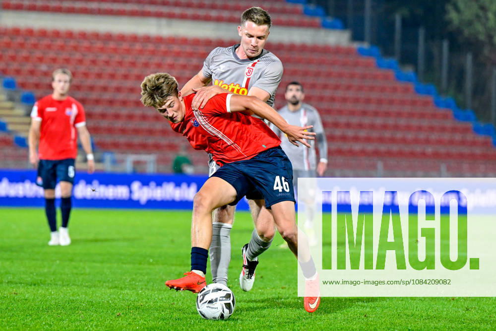 V.li.: Marinus Spann (Unterhaching, 46) Erik Majetschak (Regensburg, 13) im Zweikampf, Duell, duel, tackle, Dynamik, Action, Aktion, 06.10.2026, Unterhaching (Deutschland), Fussball, BFV Verbandspokal, Viertelfinale, SpVgg Unterhaching - SSV Jahn Regensburg