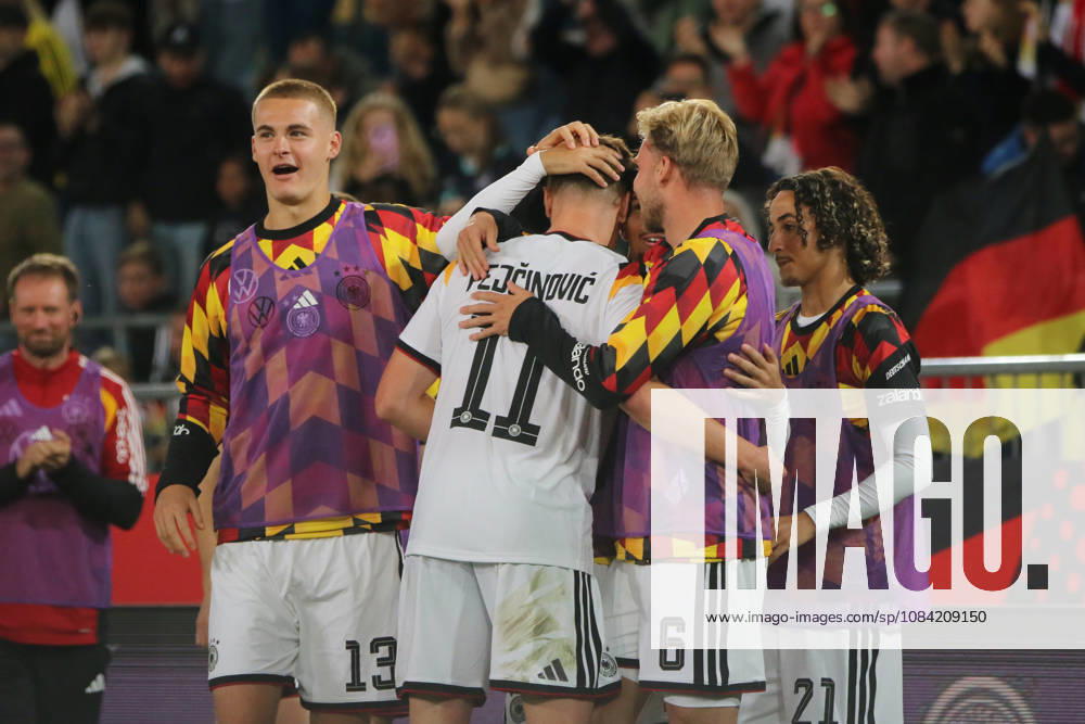 Fußball Herren 2026 2027 UEFA U21, U 21 EM-Qualifikation 12. Spieltag Deutschland - Georgien SchücoArena Bielefeld Torjubel nach dem 2:0 durch Dzenan Pejcinovic (Deutschland, 11, weiß). Bielefeld Nordrhein-Westfalen Deutschland