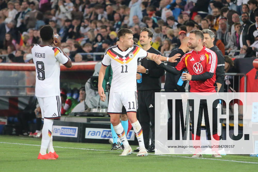 Fußball Herren 2026 2027 UEFA U21, U 21 EM-Qualifikation 12. Spieltag Deutschland - Georgien SchücoArena Bielefeld Dzenan Pejcinovic (Deutschland, 11, weiß) und Shkodran Mustafi (Deutschland, Co-Trainer) nach dem 2:0. Bielefeld Nordrhein-Westfalen Deutschland