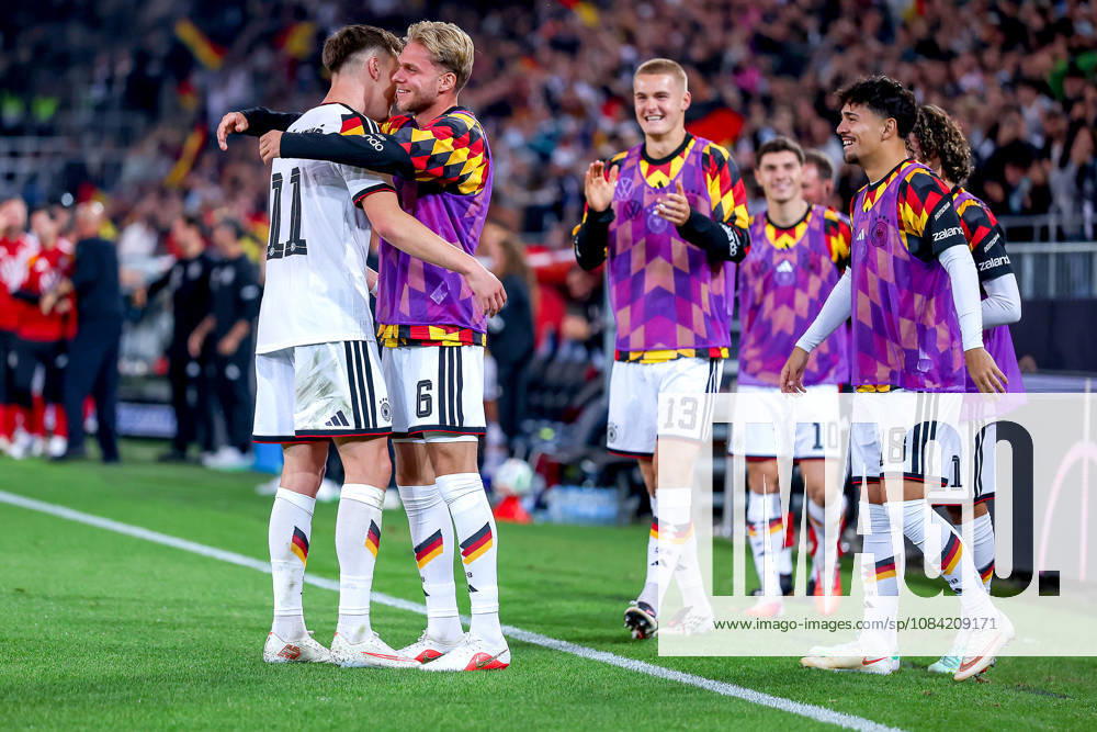 Fußball, U21, U 21 Länderspiel, Deutschland - Georgien, Qualifikation U21-EM 2027, Almstadion (Bielefeld): Torjubel nach dem Tor zum 2:0 durch Torschütze Dzenan Pejcinovic (U21 GER 11) zusammen mit Leandro Morgalla (U21 GER 06) Tom Rothe (U21 GER 13) Mert Kömür (U21 GER 10) Laurin Ulrich (U21 GER 18) DFB regulations prohibit any use of photographs as image sequences and or quasi-video. Nordrhein-Westfalen Deutschland