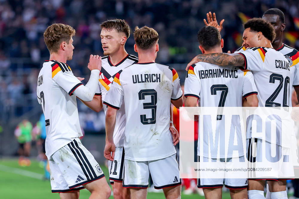 Fußball, U21, U 21 Länderspiel, Deutschland - Georgien, Qualifikation U21-EM 2027, Almstadion (Bielefeld): Torjubel nach dem Tor zum 2:0 durch Torschütze Dzenan Pejcinovic (U21 GER 11) zusammen mit Lukas Ullrich (U21 GER 03) Arijon Ibrahimovic (U21 GER 07) Nicolo Tresoldi (U21 GER 09) Elias Baum (U21 GER 02) Nnamdi Collins (U21 GER 20) DFB regulations prohibit any use of photographs as image sequences and or quasi-video. Nordrhein-Westfalen Deutschland