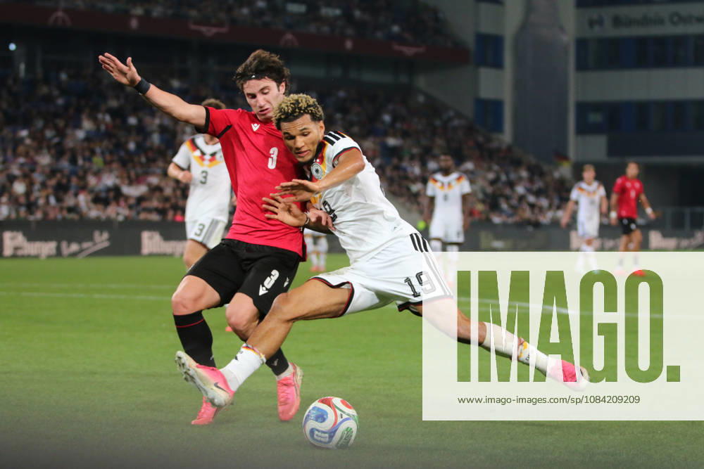 Fußball Herren 2026 2027 UEFA U21, U 21 EM-Qualifikation 12. Spieltag Deutschland - Georgien SchücoArena Bielefeld Paris Brunner (Deutschland, 19, weiß) im Zweikampf mit Dato Bukia (Georgien, 3, rot). Bielefeld Nordrhein-Westfalen Deutschland