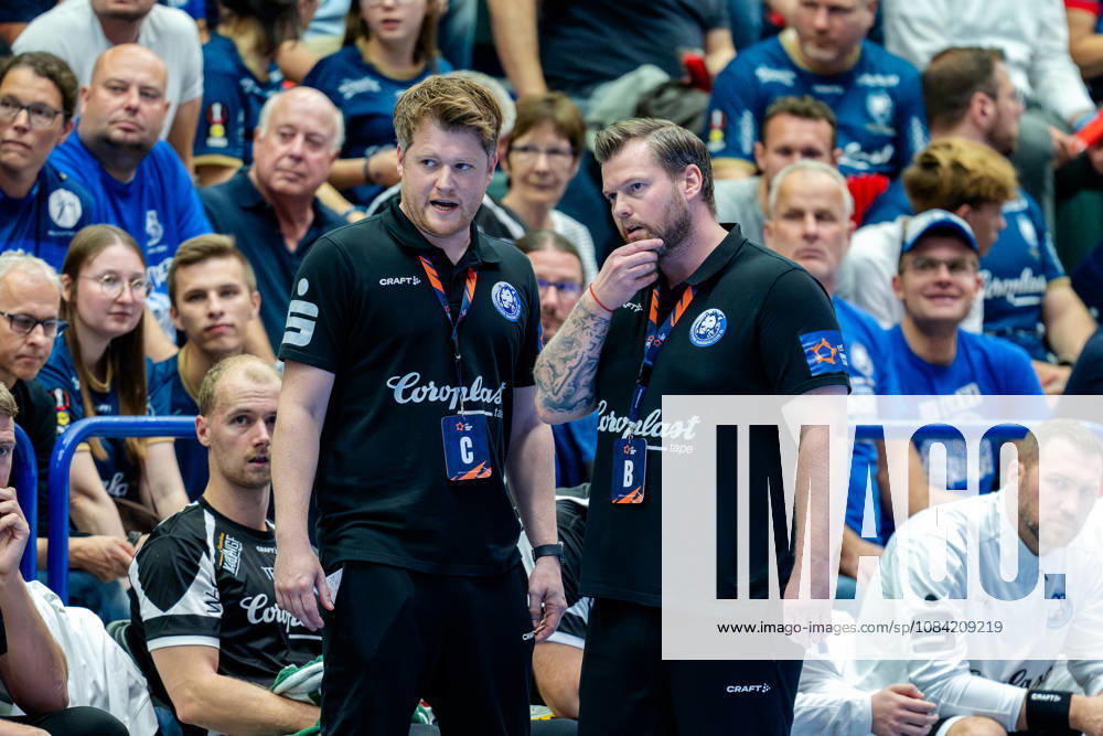 Solingen, 06.10.2026, Handball, Herren, EHF, European League, Gruppenphase, 2. Spieltag, 2026 2027, Bergischer HC - IK Sävehof Arnor Gunnarsson (Trainer Bergischer HC) im Gespräch mit Markus Pütz (Trainer Bergischer HC)