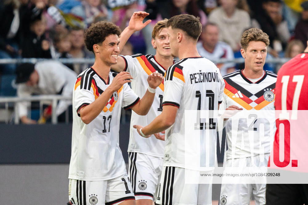 Deutschland: U21, U 21 EM-Qualifikation 2026 2027, Deutschland U21 vs. Georgien U21, Nationalmannschaft, DFB Länderspiel Dienstag 27.03.2026, Schüco Arena, Bielefeld Tor zum 1:0 durch Noah Darvich Jubel Freude Emotionen Torjubel Aljoscha Kemlein Dzenan Pejcinovic