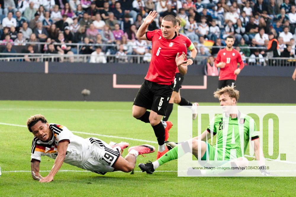 Deutschland: U21, U 21 EM-Qualifikation 2026 2027, Deutschland U21 vs. Georgien U21, Nationalmannschaft, DFB Länderspiel Dienstag 27.03.2026, Schüco Arena, Bielefeld Paris Brunner fällt Mikheil Makatsaria