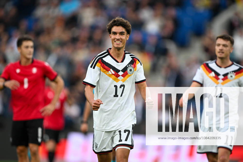 U21, U 21 Laenderspiel - 26 27 - Deutschland - Georgien am 06.10.2026 in der SchücoArena in Bielefeld Jubel, Torjubel, Torschuetze, Torschütze Noah Darvich (Deustchland) jubelt nach seinem Tor zum 1:0.